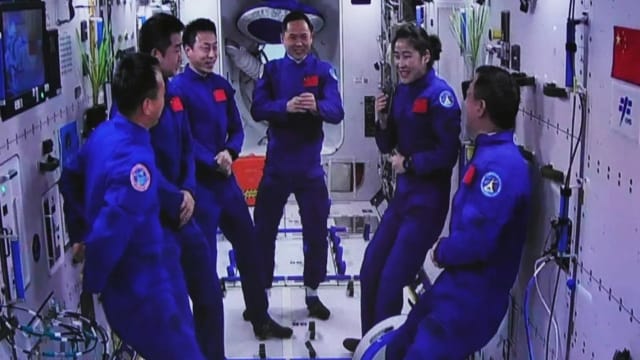 中国神舟14号载人飞船今晚返回地球