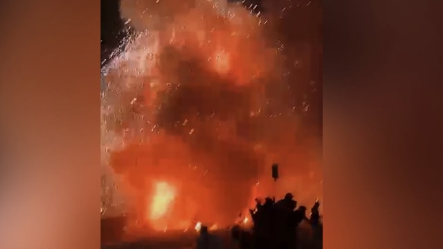 救护车起火爆炸 印度孕妇死里逃生