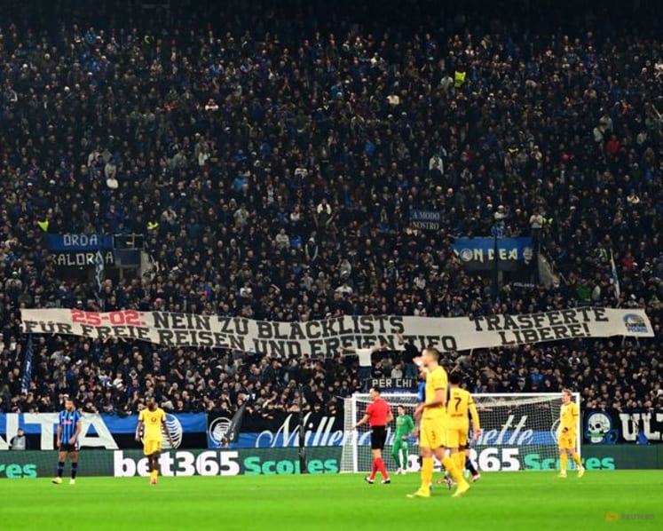 Last-gasp penalty sends Atalanta past Dortmund and into last 16