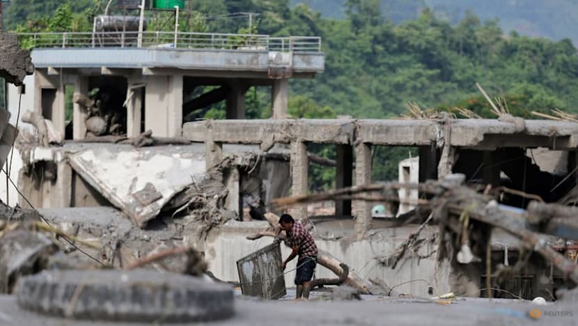 Death toll rises after Nepal–Tibet flash floods; rescuers search for hundreds missing