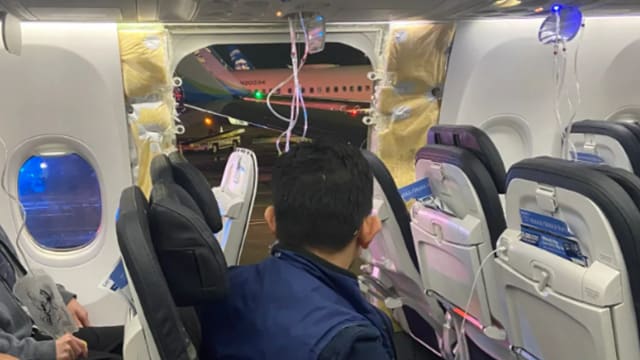 美国客机爆窗返航 乘客：氧气面罩掉下才知道