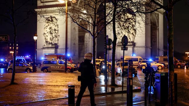 巴黎凯旋门图持刀袭宪兵 男子被警方击毙