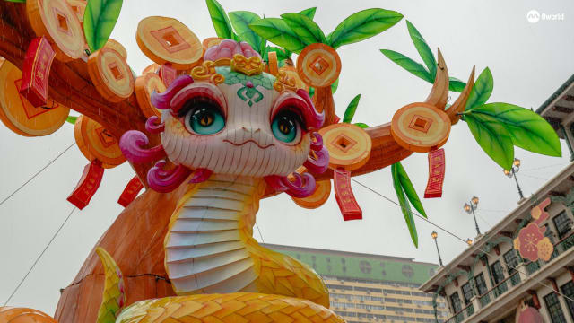牛车水蛇年灯饰亮相 民众：大眼睛很可爱