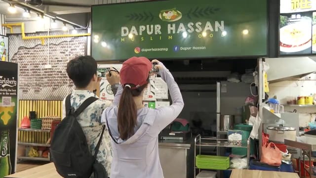 中国粉丝真的很疯狂 哈山椰浆饭摊仍见粉丝飞来捧场