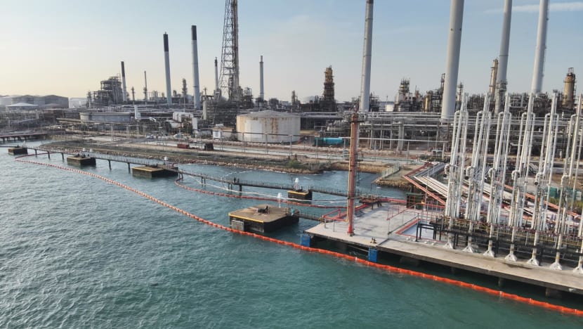 Oil leak at Shell’s Pulau Bukom refinery stopped, clean-up of oil sheens completed Oil leak at Shell’s Pulau Bukom refinery stopped, clean-up of oil sheens completed