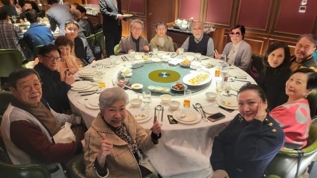 与刘家昌撕破脸　甄珍母子罕见现身友人聚餐