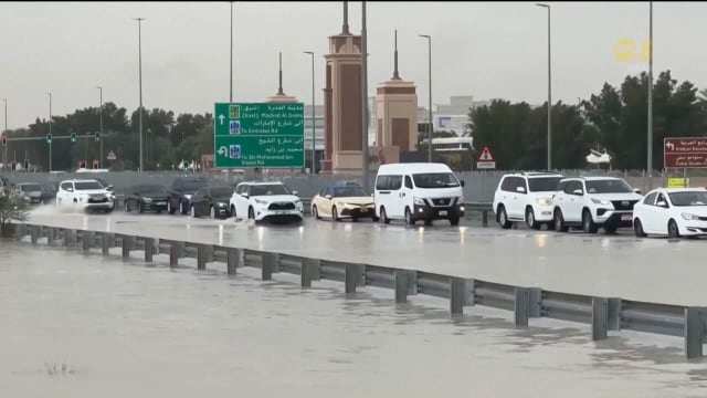 阿联酋遭遇雷暴冰雹 严重影响航空和陆路交通
