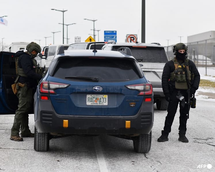 Trump threatens to put ICE agents in airports over funding impasse