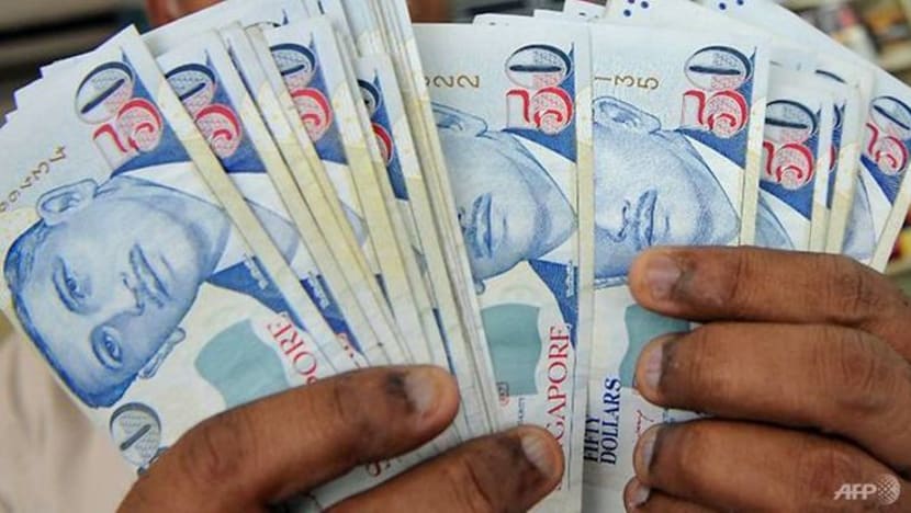 Lelaki didenda tidak isytihar bawa lebih S$1 juta tunai keluar masuk Singapura Lelaki didenda tidak isytihar bawa lebih S$1 juta tunai keluar masuk Singapura