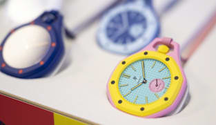 Jam tangan Swatch x AP ludes diburu hingga antrean ricuh, harga 'resell' tembus 1.000%