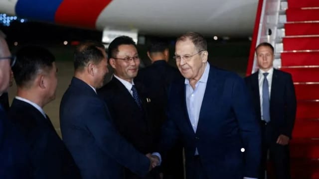 俄罗斯外交部长拉夫罗夫抵达朝鲜进行访问