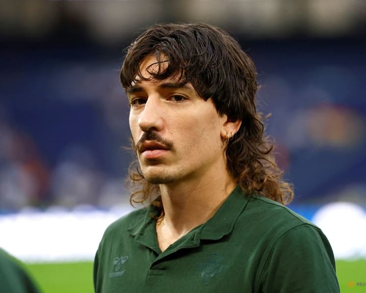 Cycling to training and second-hand shoes, Betis's Bellerin wins green award