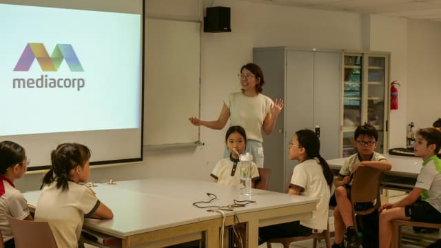 布兰雅坡小学高华学生 向《8视界》记者取经