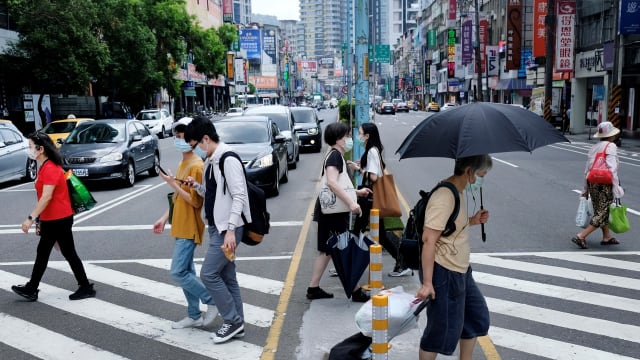台湾新增4万3478起病例 另有77人病逝