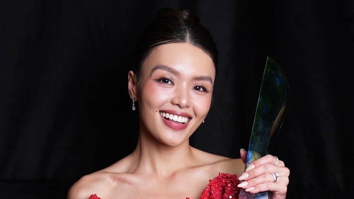 【红星大奖2026】YES 933 DJ张颖双32岁生日收最棒礼物 未婚夫角落举灯板庆祝 - vibes by 8world
