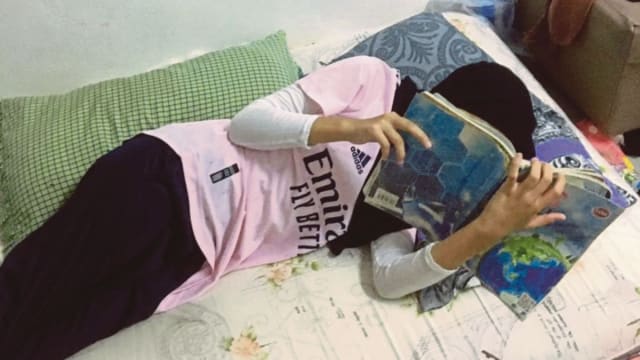 同学开玩笑拉开椅子 马国女学生重摔恐瘫痪