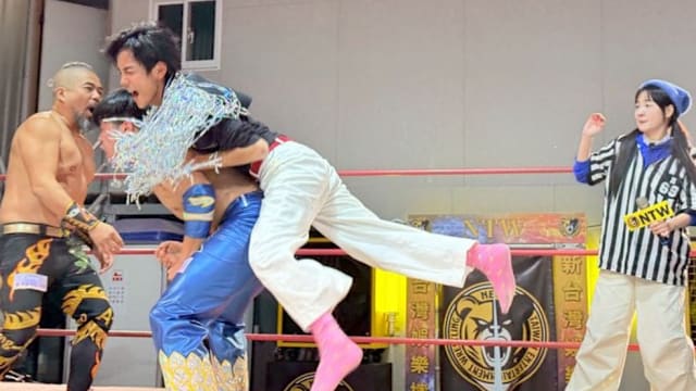 这个体验太痛苦！《综艺新时代》主持团队集体被“摔”