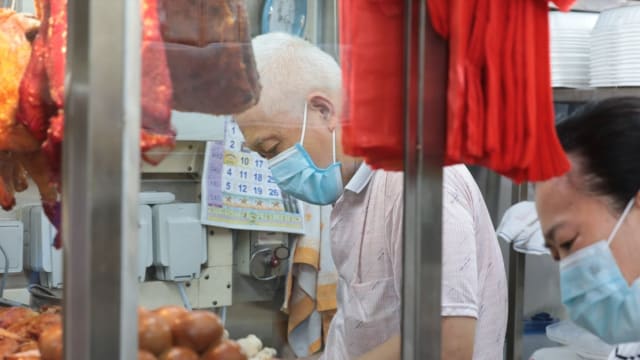 食品局：只有售卖熟食和即食食品的湿巴刹摊贩须戴口罩