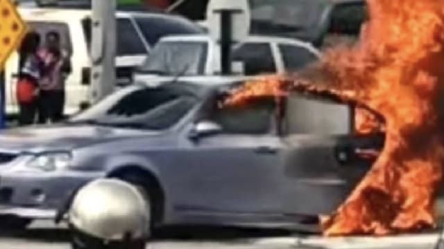 马国开斋节备用鞭炮 在抛锚车厢自燃爆炸