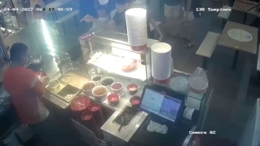 Remaja dibawa ke hospital susuli perbalahan dengan peniaga kedai kopi di Sengkang Remaja dibawa ke hospital susuli perbalahan dengan peniaga kedai kopi di Sengkang