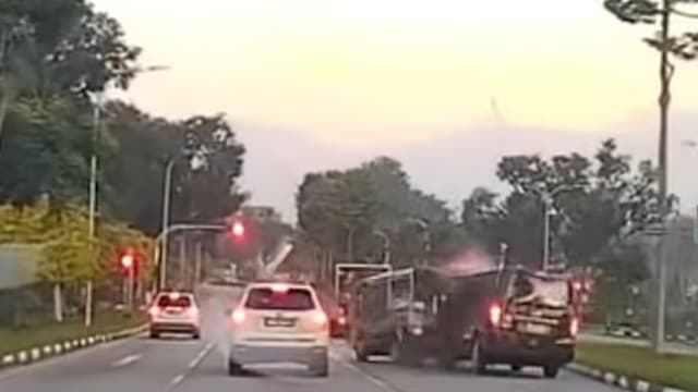 海军部六车连环撞四人送院 两司机受困驾驶座