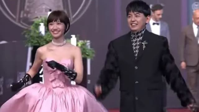 【金钟57】Lulu蝴蝶结遮胸走金钟红毯　微笑回应“双面人”风波