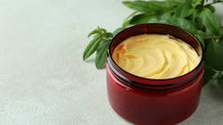 பாரம்பரிய சீன மருந்தைப் பயன்படுத்தியதால் உடலில் பாம்பு போல் வடுக்கள்? - இணையத்தில் பரபரப்பு