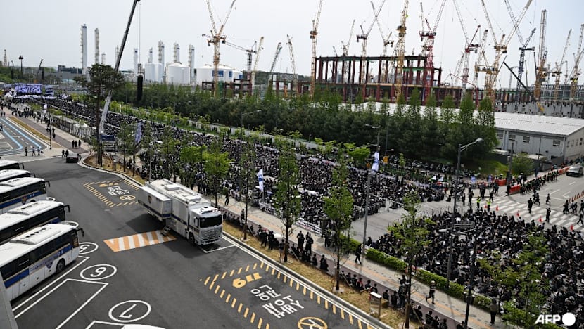 Samsung workers protest over huge pay gap with SK Hynix, threaten long strike