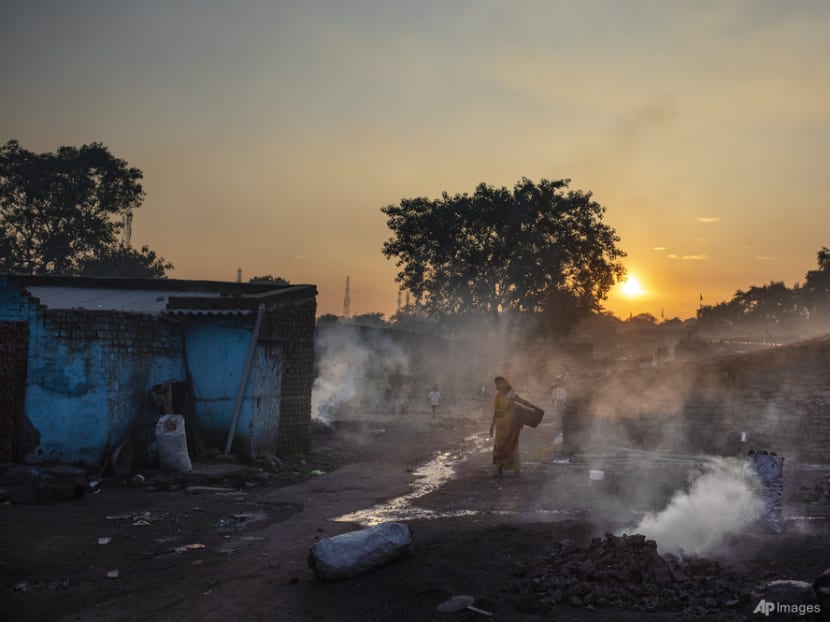 Smog chokes Indian capital as air pollution levels soar