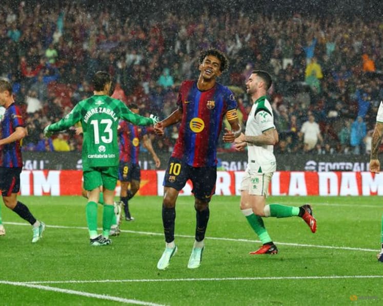 Flick sets record as Barcelona breeze past Racing with Raphinha hat-trick