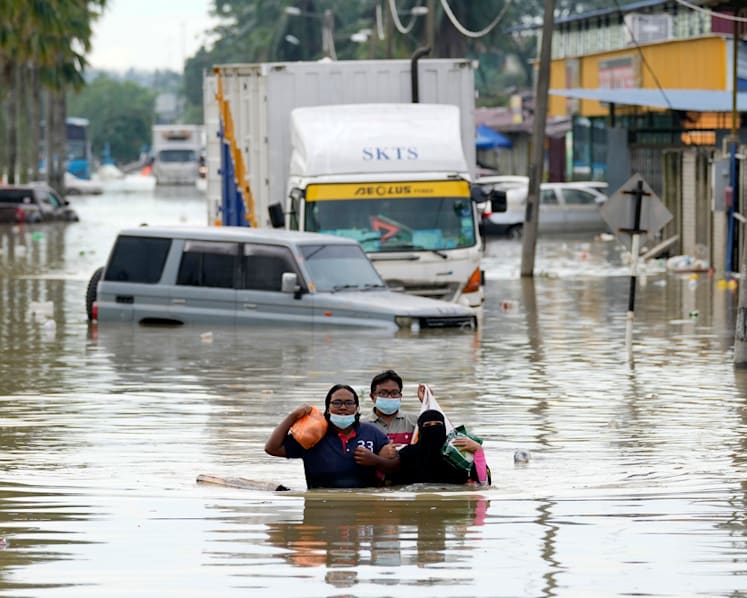 Singapore Red Cross donates US$100,000 for flood, typhoon relief efforts in Malaysia, Philippines  