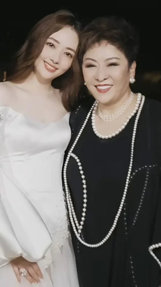 郭碧婷爸爸亲发文辟谣，否认“女儿养7个孙子”，感谢向太赠地