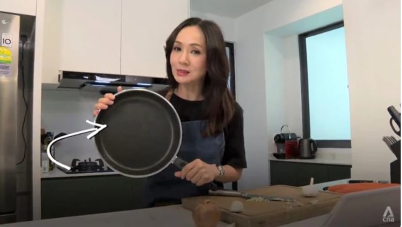 Kuali tidak melekat mudahkan memasak; namun bolehkah ia menjadi toksik?