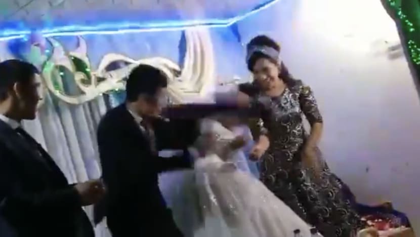 Pengantin lelaki naik berang pukul isteri atas pelamin gara-gara permainan