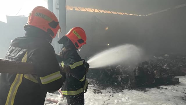 兀兰仓库失火 一名消防员受伤送院