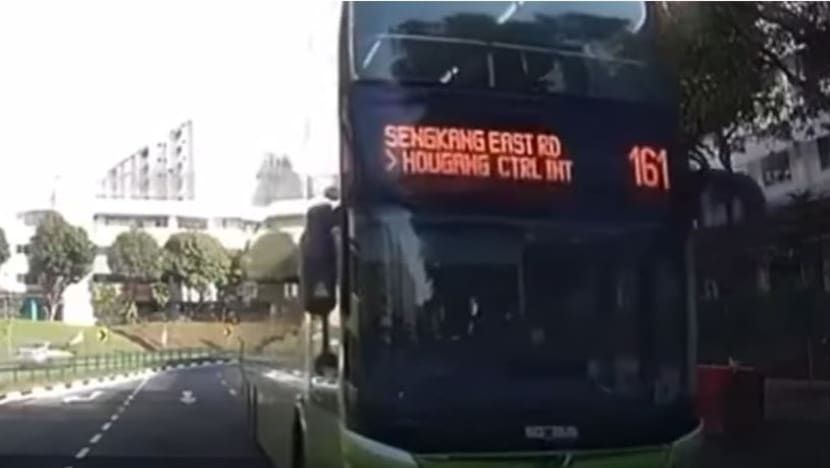 SBS Transit sangkal dakwaan pemandu bas tidak pandu selamat dalam video SBS Transit sangkal dakwaan pemandu bas tidak pandu selamat dalam video