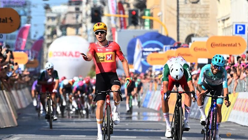 Dversnes keeps sprinters at bay to win Giro stage 15, Vingegaard retains pink