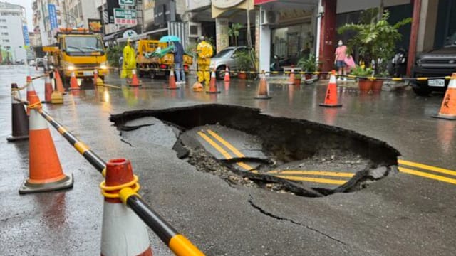 西南气流挟雨猛袭！台湾高雄路面塌陷现巨大天坑