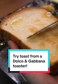 This cafe offers the most ‘atas’ house-made toast in Singapore — you can test out the $800 Dolce & Gabbana SMEG toaster yourself! The Toast Story cafe owner Freddie has spent a cool $7,000 buying high-end toasters like Balmuda, Magimix and SMEG, and he generously allows customers to pick and use any of them! #8dayseatcafe #balmuda #smeg #cafes #sgtiktok
