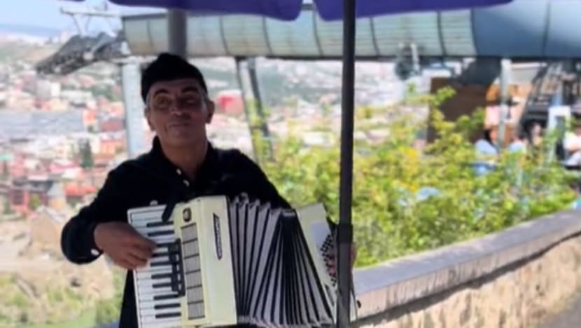 வெளிநாட்டில் தேசிய கீதத்தைக் கேட்ட சிங்கப்பூரர்கள்..இன்ப அதிர்ச்சி