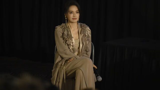 拍《狂野时代》靠眼神、肢体与易烊千玺对戏，舒淇曝台前幕后“被折磨得很辛苦”！