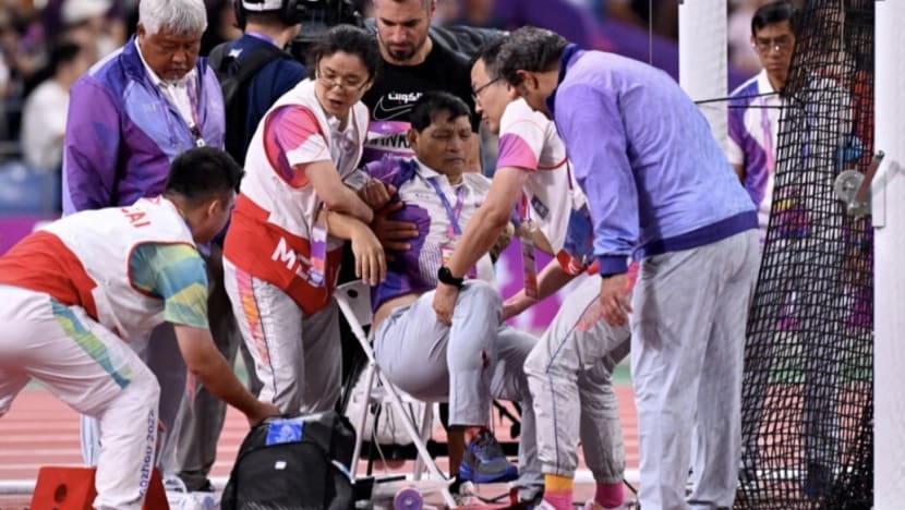 Pegawai Sukan Asia stabil selepas terkena lontaran tukul besi atlit Pegawai Sukan Asia stabil selepas terkena lontaran tukul besi atlit