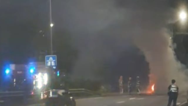 警车凌晨在武吉知马快速公路起火 两名警员送院