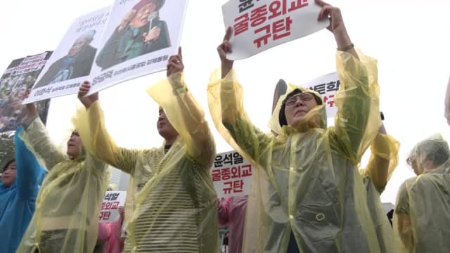 韩中日三边领导人峰会举行在即 示威者聚韩国总统府外抗议