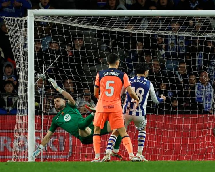 Real Sociedad stun Barcelona 2-1 to end leaders' winning streak