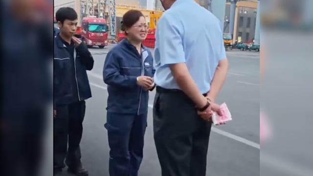女工自愿中秋加班  “中国好老板”塞钱劝她回家团圆