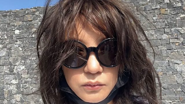 赵薇消失4年后罕见露面　新疆旅游照惊现暴瘦模样