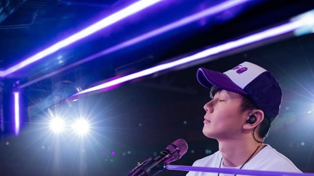 林俊杰香港开唱，周杰伦送奶茶，成龙、张学友、刘德华等送花祝贺！