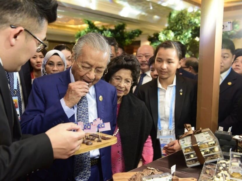 Malaysian Prime Minister Mahathir Mohamad and his wife (right) at the Malaysian Durian Festival in Beijing. Malaysian Prime Minister Mahathir Mohamad and his wife (right) at the Malaysian Durian Festival in Beijing.