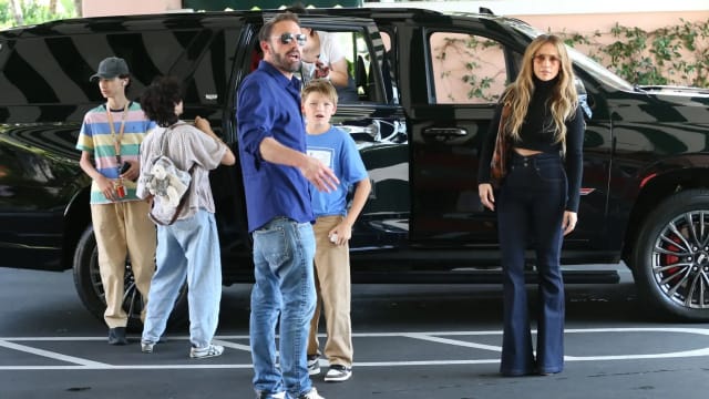 Jennifer Lopez 、Ben Affleck被拍到带孩子聚餐　有说有笑、牵手亲吻掀复合传言
